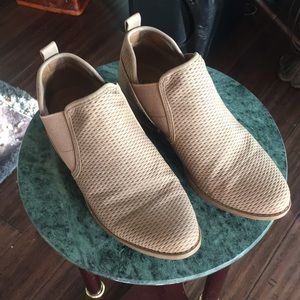 Qupid tan booties size 5